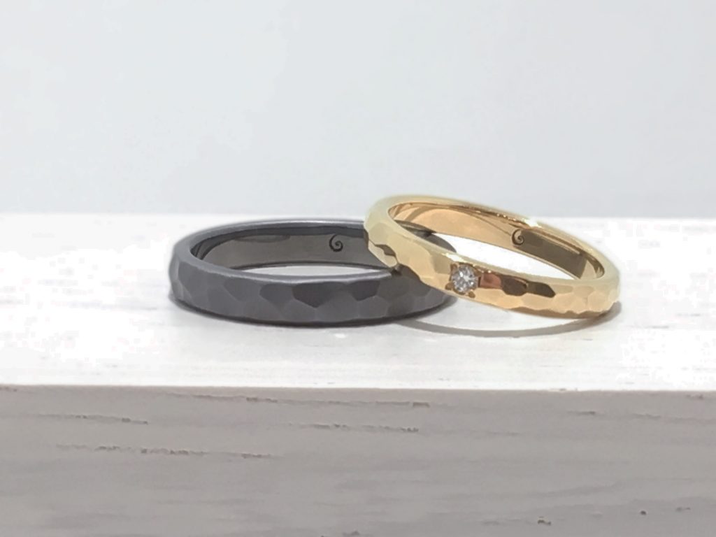 タンタル　黒い結婚指輪　イエローゴールド